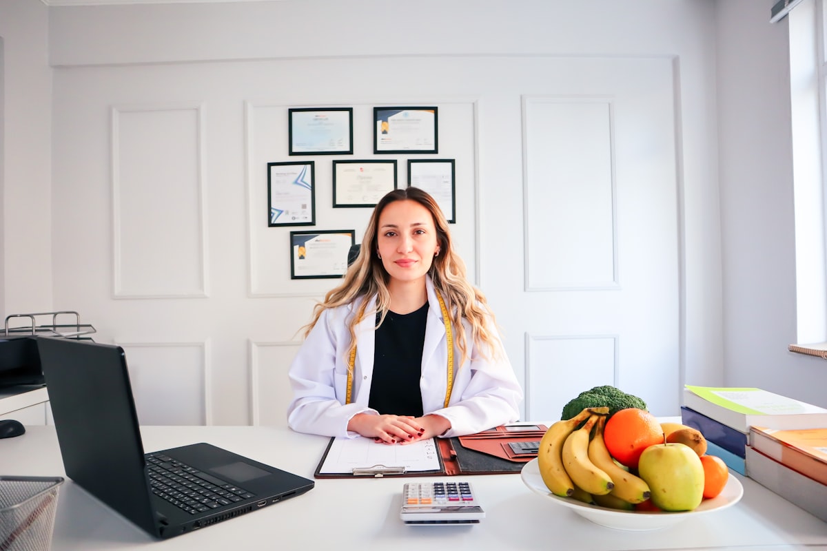 Specialista in nutrizione che illustra i benefici di una corretta alimentazione